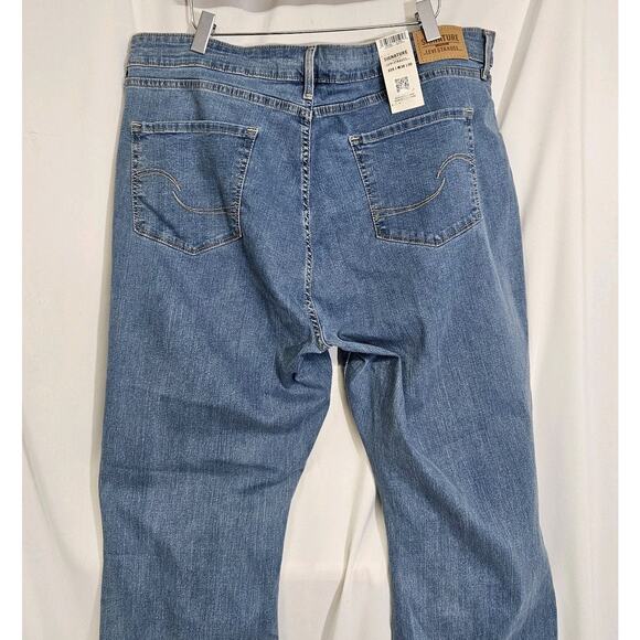 Levis Signature Totally Shaping Bootcut Light Wash High Rise Jeans 36x30 NWT - Picture 5 of 10